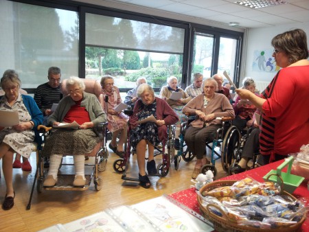 la chorale de la maison de retraite lors du marché de Noêl
